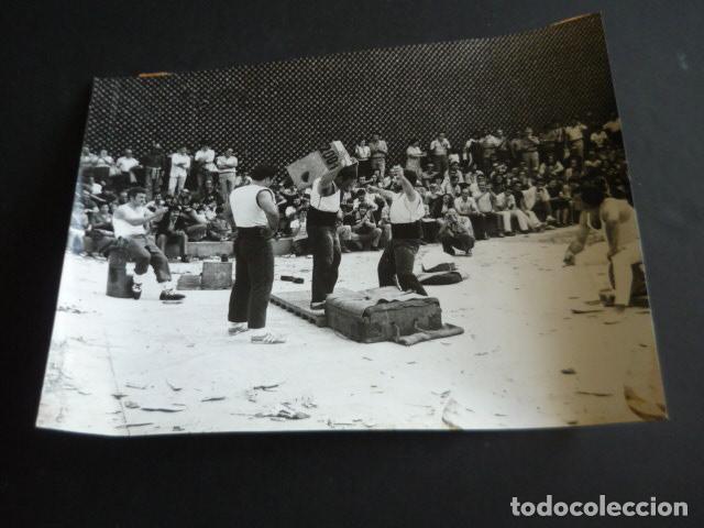 Fotografia antiga: MADRID FIESTA DEL PARTIDO COMUNISTA DE ESPA&Ntilde;A CASA DE CAMPO 1979 ANTIGUA FOTOGRAFIA 24 X 18 CM