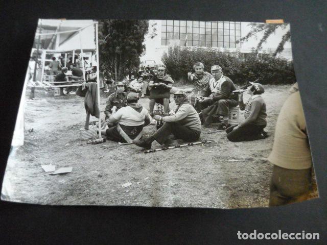 Antique Photography: MADRID FIESTA DEL PARTIDO COMUNISTA DE ESPA&Ntilde;A CASA DE CAMPO 1979 ANTIGUA FOTOGRAFIA 24 X 18 CM