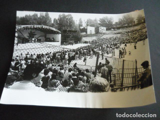 Alte Fotografie: MADRID FIESTA DEL PARTIDO COMUNISTA DE ESPA&Ntilde;A CASA DE CAMPO 1979 ANTIGUA FOTOGRAFIA 24 X 18 CM