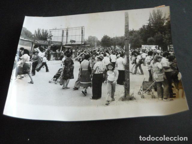 Alte Fotografie: MADRID FIESTA DEL PARTIDO COMUNISTA DE ESPA&Ntilde;A CASA DE CAMPO 1979 ANTIGUA FOTOGRAFIA 24 X 18 CM