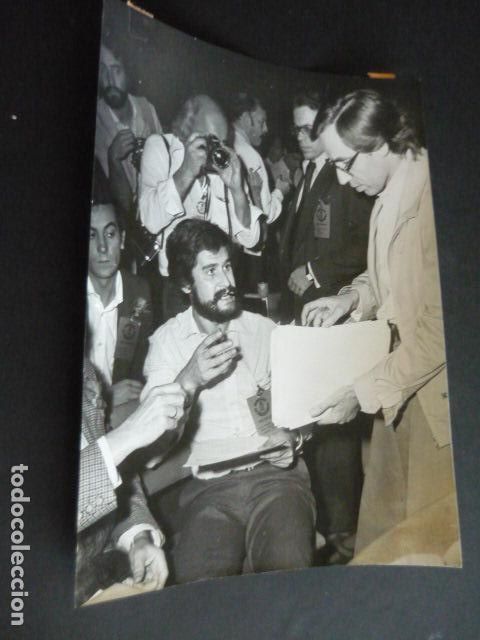 Antique Photography: MADRID CONGRESO EXTRAORDINARIO PARTIDO SOCIALISTA OBRERO ESPA&Ntilde;OL 1979 ANTIGUA FOTOGRAFIA 24 X 18 CM