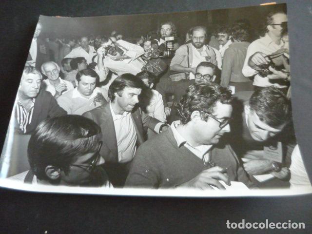 Antique Photography: MADRID CONGRESO EXTRAORDINARIO PARTIDO SOCIALISTA OBRERO ESPA&Ntilde;OL 1979 ANTIGUA FOTOGRAFIA 24 X 18 CM