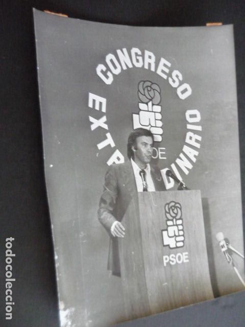 Antique Photography: MADRID CONGRESO EXTRAORDINARIO PARTIDO SOCIALISTA OBRERO ESPA&Ntilde;OL 1979 ANTIGUA FOTOGRAFIA 24 X 18 CM