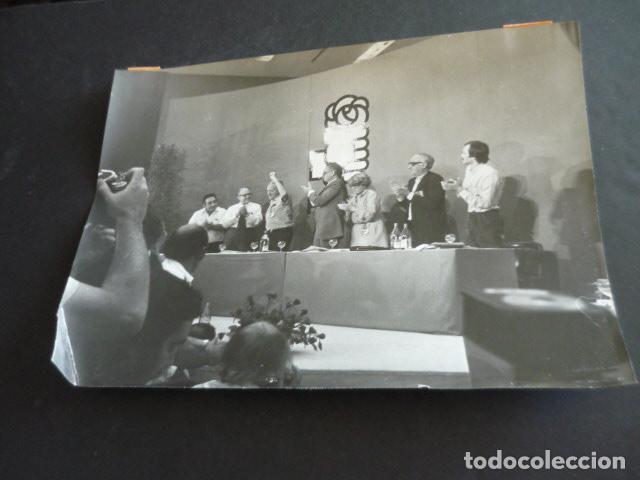 Fotograf&iacute;a antigua: MADRID CONGRESO EXTRAORDINARIO PARTIDO SOCIALISTA OBRERO ESPA&Ntilde;OL 1979 ANTIGUA FOTOGRAFIA 24 X 18 CM