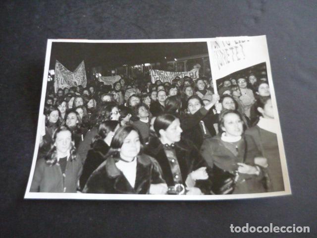 Fotograf&iacute;a antigua: AMAS DE CASA ORGANIZANDO BOICOT A ALMACENES SIMAGO 1976 ANTIGUA FOTOGRAFIA 13 X 18 CM