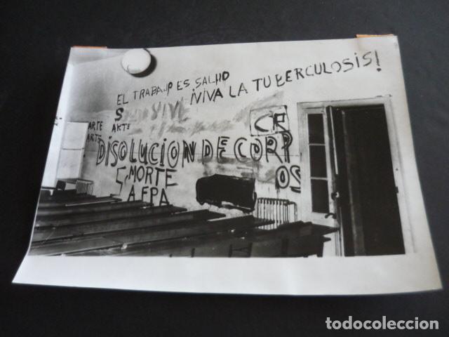 Fotograf&iacute;a antigua: SANTIAGO DE COMPOSTELA ENCIERRO ESTUDIANTES PALACIO DE FONSECA 1976 ANTIGUA FOTOGRAFIA 24 X 18 CM