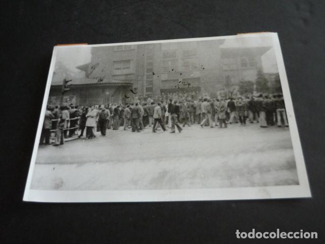 Fotograf&iacute;a antigua: ASTURIAS MINAS MINEROS DEL CAUDAL Y EL NALON EN HUELGA 1976 ANTIGUA FOTOGRAFIA 13 X 18 CM