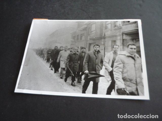 Fotograf&iacute;a antigua: ASTURIAS MINAS MINEROS DEL CAUDAL Y EL NALON EN HUELGA 1976 ANTIGUA FOTOGRAFIA 13 X 18 CM