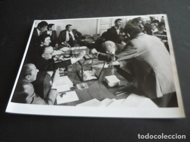 Fotografia antiga: MADRID HUELGA ASOCIACION DE LA PRENSA MADRILE&Ntilde;A 1976 ANTIGUA FOTOGRAFIA 24 X 18 CM