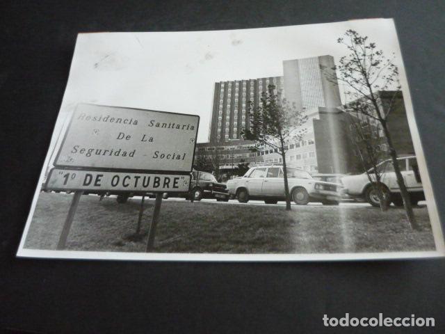 Fotograf&iacute;a antigua: MADRID HUELGA SANIDAD HOSPITAL 1 DE OCTUBRE 1976 ANTIGUA FOTOGRAFIA 24 X 18 CM