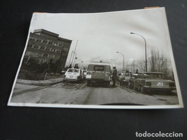 Antique Photography: MADRID HUELGA SANIDAD HOSPITAL 1 DE OCTUBRE 1976 POLICIA LANDROVER ANTIGUA FOTOGRAFIA 24 X 18 CM