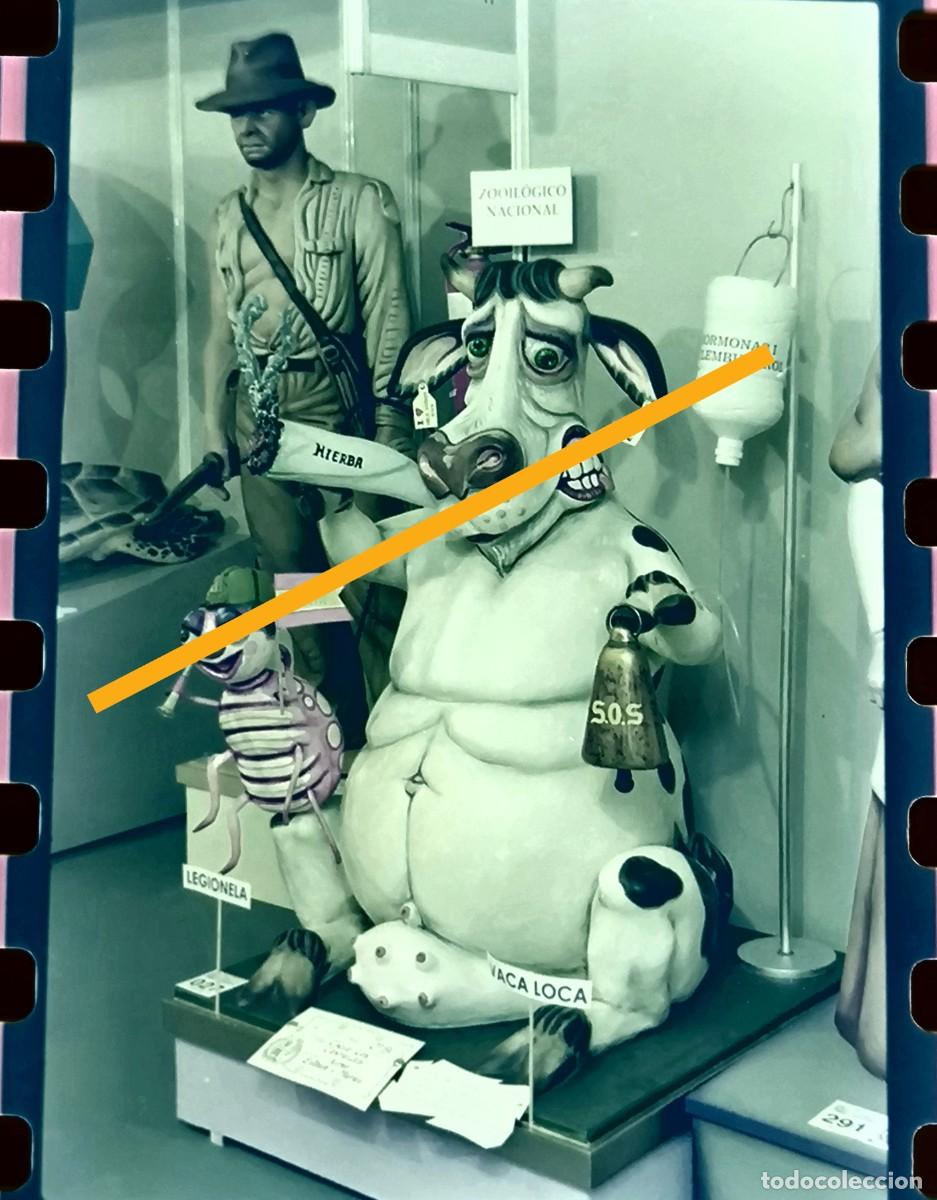 Fotograf&iacute;a antigua: Antiguo negativo de fotograf&iacute;a. Exposici&oacute;n del ninot. Falla. Fallas de Valencia. A&ntilde;o 2001.