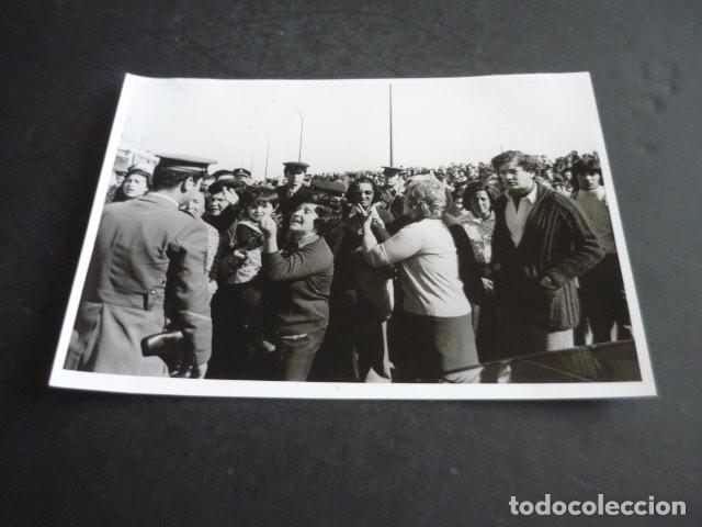 Fotograf&iacute;a antigua: MADRID CA&Ntilde;O ROTO MANIFESTACION 1976 ANTIGUA FOTOGRAFIA 13 X 18 CM