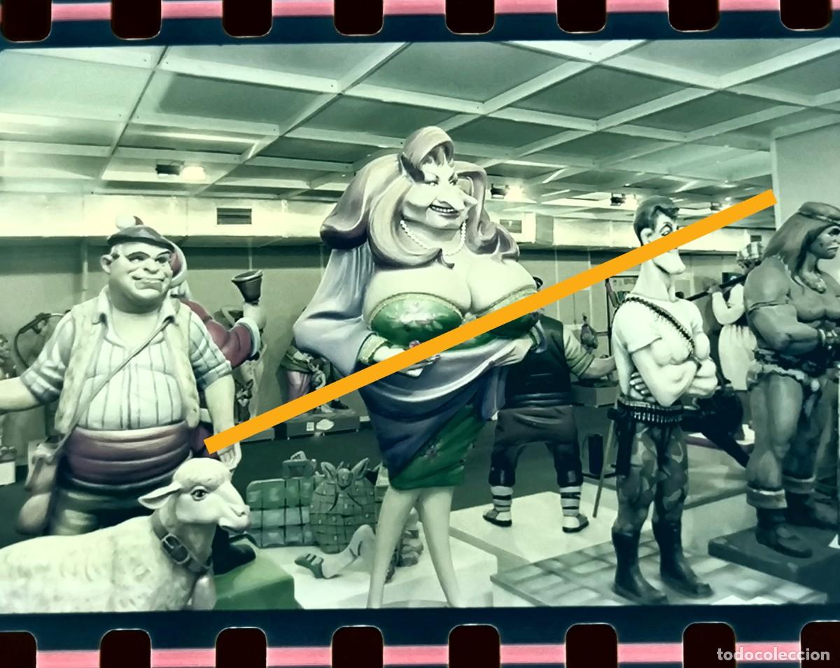 Fotograf&iacute;a antigua: Antiguo negativo de fotograf&iacute;a. Exposici&oacute;n del ninot. Falla. Fallas de Valencia. A&ntilde;o 2001.