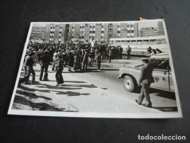 Fotograf&iacute;a antigua: MADRID CA&Ntilde;O ROTO MANIFESTACION 1976 ANTIGUA FOTOGRAFIA 13 X 18 CM