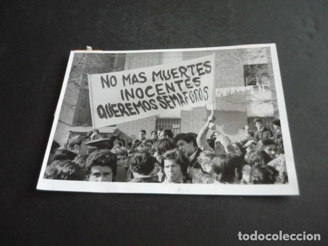 Fotograf&iacute;a antigua: MADRID CA&Ntilde;O ROTO MANIFESTACION 1976 ANTIGUA FOTOGRAFIA 13 X 18 CM