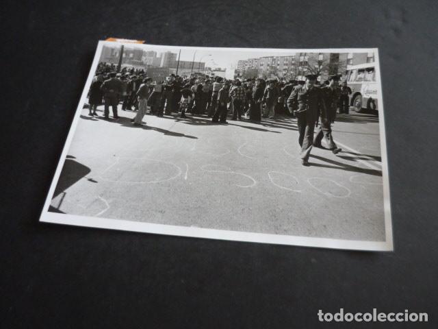 Fotograf&iacute;a antigua: MADRID CA&Ntilde;O ROTO MANIFESTACION 1976 ANTIGUA FOTOGRAFIA 13 X 18 CM