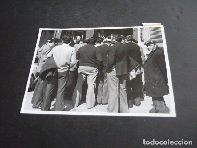 Fotografia antiga: MADRID MERCADO DE LEGAZPI HUELGA DE CAMIONEROS 1976 ANTIGUA FOTOGRAFIA 13 X 18 CM