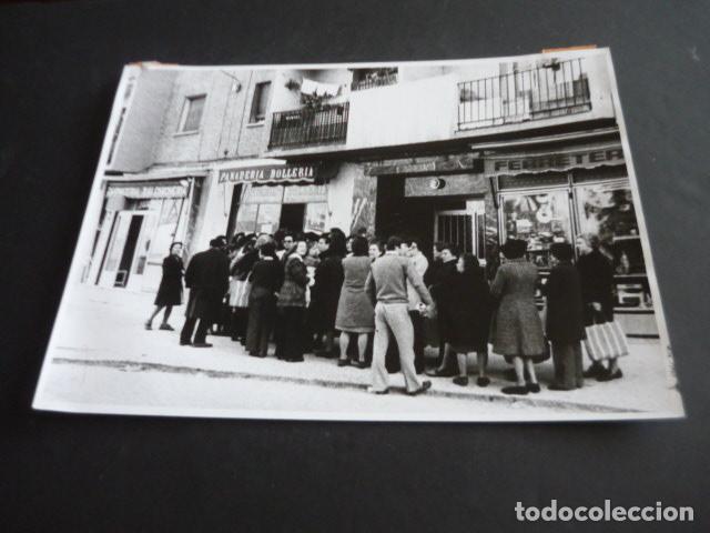 Alte Fotografie: MADRID HUELGA GENERAL COLAS PARA ADQUIRIR PAN 1976 ANTIGUA FOTOGRAFIA 24 X 18 CM