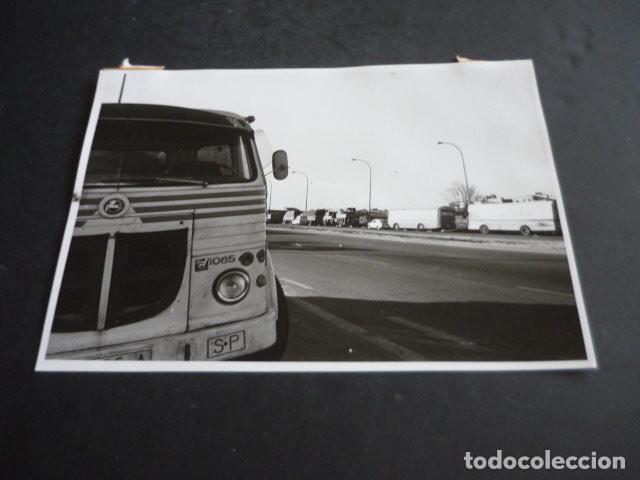 Alte Fotografie: MADRID HUELGA DE CAMIONEROS 1976 ANTIGUA FOTOGRAFIA 13 X 18 CM