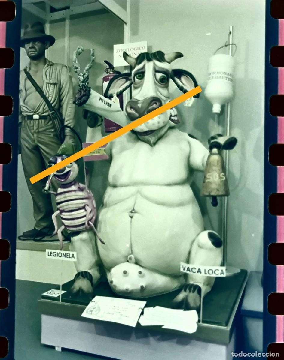 Fotograf&iacute;a antigua: Antiguo negativo de fotograf&iacute;a. Exposici&oacute;n del ninot. Falla. Fallas de Valencia. A&ntilde;o 2001.