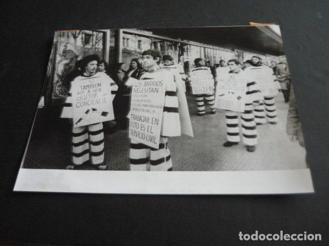Fotografia antica: BILBAO MANIFESTACION OBJETORES DE CONCIENCIA 1976 ANTIGUA FOTOGRAFIA 24 X 18 CM