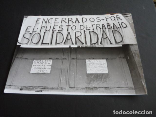Alte Fotografie: BARCELONA TEXTIL ERYC OBREROS CONFLICTO LABORAL ANTIGUA FOTOGRAFIA 24 X 18 CM