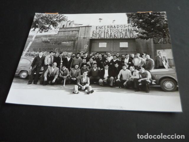 Antique Photography: BARCELONA TEXTIL ERYC OBREROS CONFLICTO LABORAL ANTIGUA FOTOGRAFIA 24 X 18 CM