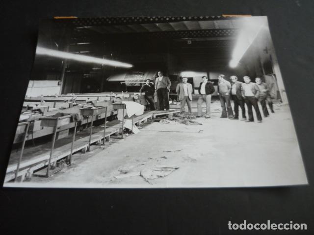 Fotografia antica: BARCELONA TEXTIL ERYC OBREROS CONFLICTO LABORAL ANTIGUA FOTOGRAFIA 24 X 18 CM