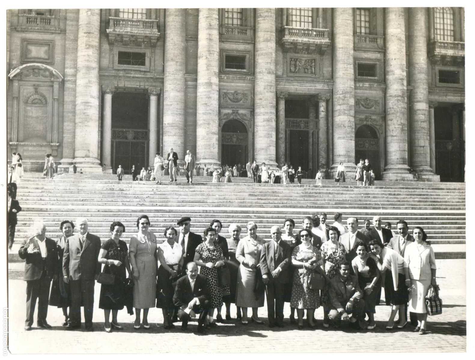 Fotografia antica: Peregrinaci&oacute;n de grupo de Bilbao a Roma y el Vaticano, ante bas&iacute;lica de San Pedro, a&ntilde;os 60