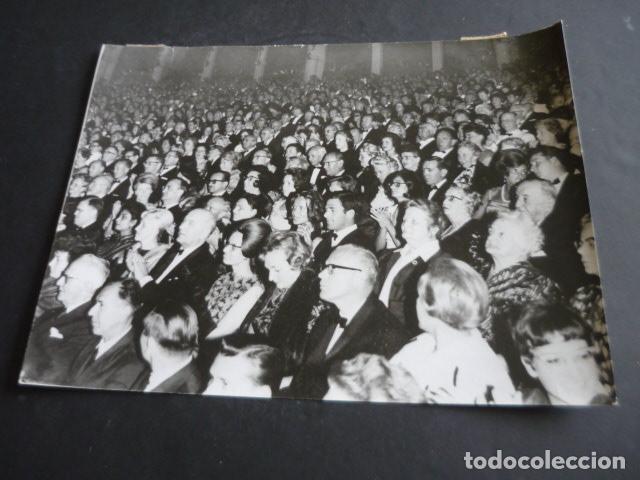 Fotografia antica: ESPECTADORES EN LA OPERA PARSIFAL DE WAGNER ANTIGUA FOTOGRAFIA ORIGINAL 24 X 18 CM