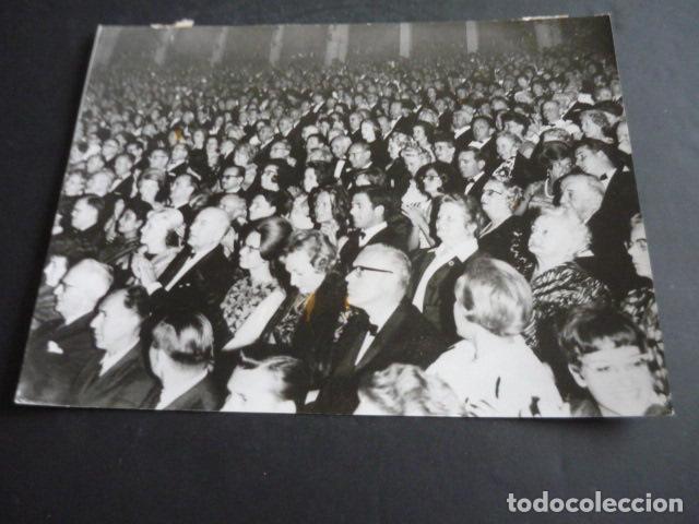 Fotografia antica: ESPECTADORES EN LA OPERA PARSIFAL DE WAGNER ANTIGUA FOTOGRAFIA ORIGINAL 24 X 18 CM