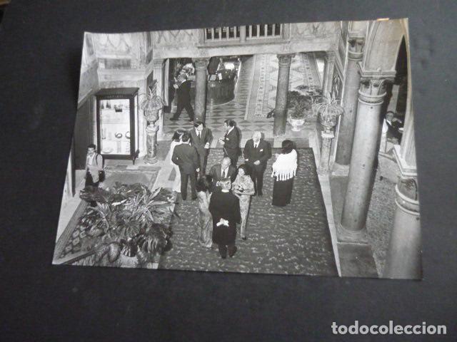 Fotograf&iacute;a antigua: JOSE MAR&Iacute;A PEM&Aacute;N ESCRITOR BODA DEL CANTANTE RAPHAEL ANTIGUA FOTOGRAFIA ORIGINAL 18 X 24 CM