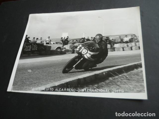 Fotograf&iacute;a antigua: TERUEL MOTORISTA ANGEL BERGAMONTI CIRCUITO ALCARRE&Ntilde;O ANTIGUA FOTOGRAFIA ORIGINAL 24 X 18 CM