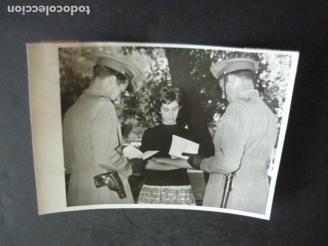 Fotograf&iacute;a antigua: NATALIA FIGUEROA ESCRITORA EN LA FERIA DEL LIBRO POLICIA ANTIGUA FOTOGRAFIA ORIGINAL 12 X 16 CM