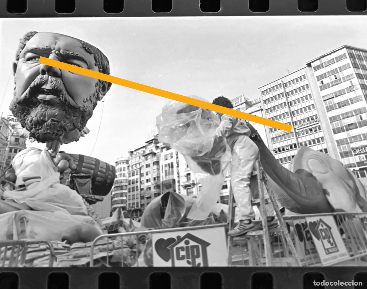 Fotograf&iacute;a antigua: Antiguo negativo de fotograf&iacute;a. Falla plaza del ayuntamiento. Fallas de Valencia. A&ntilde;o 1995