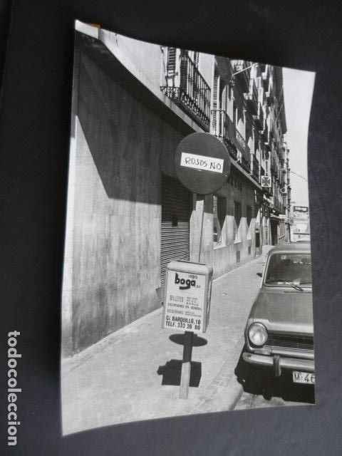 Fotograf&iacute;a antigua: MADRID PINTADA EN CALLE TRANSICCION ANTIGUA FOTOGRAFIA ORIGINAL 18 X 24 CM