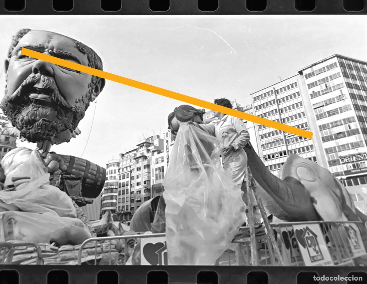 Fotograf&iacute;a antigua: Antiguo negativo de fotograf&iacute;a. Falla plaza del ayuntamiento. Fallas de Valencia. A&ntilde;o 1995