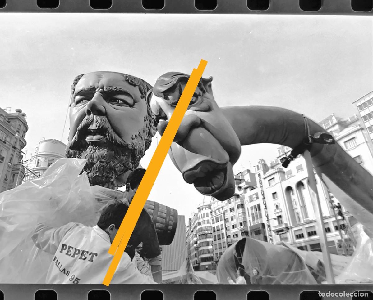 Fotograf&iacute;a antigua: Antiguo negativo de fotograf&iacute;a. Falla plaza del ayuntamiento. Fallas de Valencia. A&ntilde;o 1995