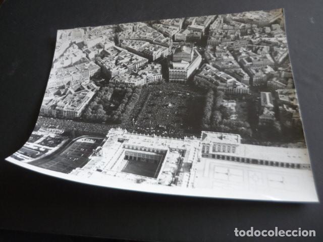 Alte Fotografie: MADRID VISTA AEREA PLAZA ORIENTE MANIFETACION MUERTE DE FRANC ANTIGUA FOTOGRAFIA ORIGINAL 18 X 24 CM