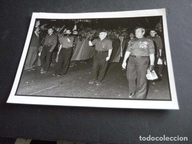 Fotografia antica: MADRID VALLE DE LOS CAIDOS ACTO MUERTE FRANCO FALANGE 1981 ANTIGUA FOTOGRAFIA ORIGINAL 18 X 24 CM
