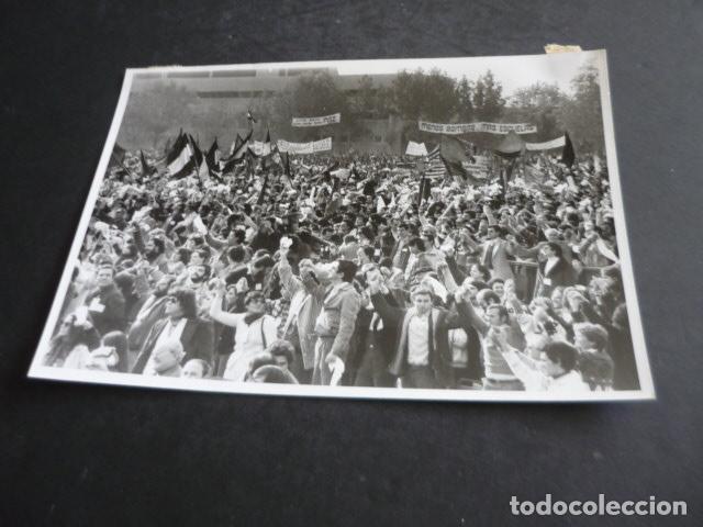 Fotograf&iacute;a antigua: MADRID MANIFESTACION POR LA PAZ Y EL DESARME ANTIGUA FOTOGRAFIA ORIGINAL 18 X 13 CM