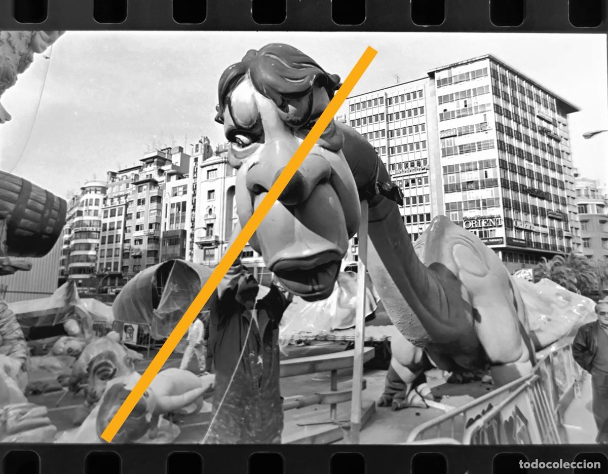 Fotograf&iacute;a antigua: Antiguo negativo de fotograf&iacute;a. Falla plaza del ayuntamiento. Fallas de Valencia. A&ntilde;o 1995