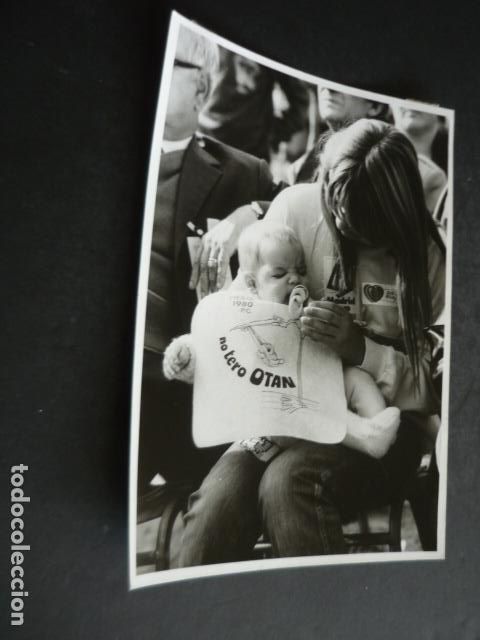 Photographie ancienne: MADRID MANIFESTACION POR LA PAZ Y EL DESARME ANTIGUA FOTOGRAFIA ORIGINAL 18 X 13 CM