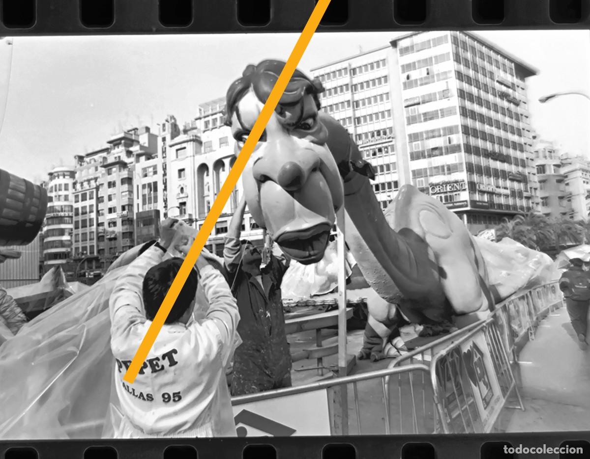 Fotograf&iacute;a antigua: Antiguo negativo de fotograf&iacute;a. Falla plaza del ayuntamiento. Fallas de Valencia. A&ntilde;o 1995