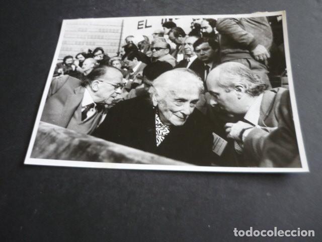 Fotograf&iacute;a antigua: MADRID MANIFESTACION SANTIAGO CARRILLO Y DOLORES IBARRURI ANTIGUA FOTOGRAFIA ORIGINAL 18 X 13 CM
