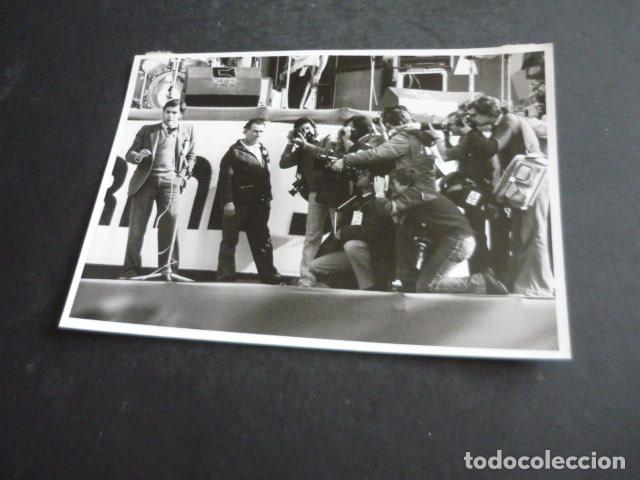 Fotograf&iacute;a antigua: MADRID MANIFESTACION POR LA PAZ FELIPE GONZALEZ ANTIGUA FOTOGRAFIA ORIGINAL 18 X 13 CM