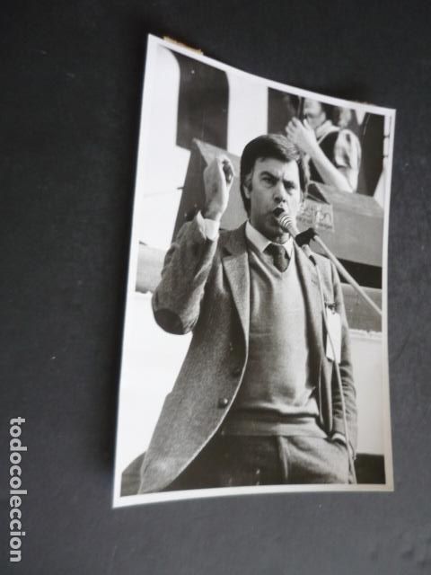 Fotograf&iacute;a antigua: MADRID MANIFESTACION POR LA PAZ FELIPE GONZALEZ ANTIGUA FOTOGRAFIA ORIGINAL 18 X 13 CM