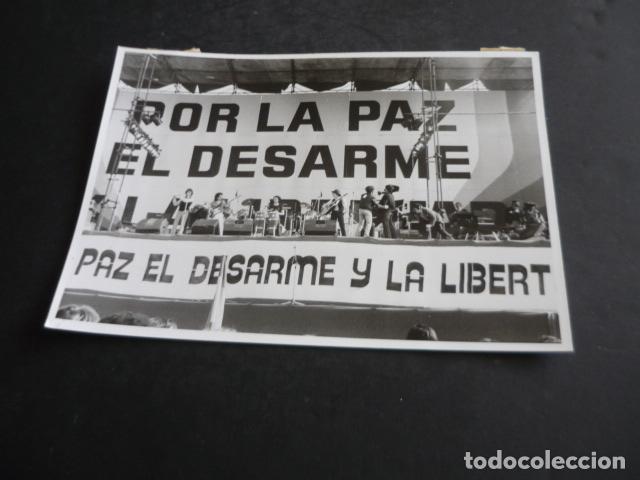 Fotograf&iacute;a antigua: MADRID MANIFESTACION POR LA PAZ Y EL DESARME ANTIGUA FOTOGRAFIA ORIGINAL 18 X 13 CM