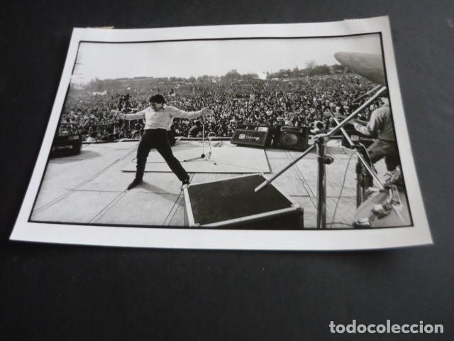 Fotografia antiga: MADRID MANIFESTACION POR LA PAZ Y EL DESARME MIGUEL RIOS ANTIGUA FOTOGRAFIA ORIGINAL 18 X 24 CM
